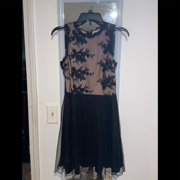A lace black dress - Picture 1 of 3